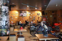 Emblemático & Original serve bebidas e vende motos