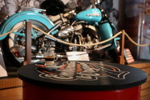 Emblemático & Original serve bebidas e vende motos