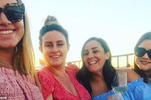 Julia Monaco com amigas