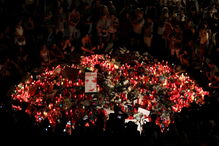 Centenas de pessoas acenderam velas e deixaram flores no memorial às vítimas de Barcelona
