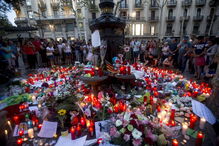 Centenas de pessoas acenderam velas e deixaram flores no memorial às vítimas de Barcelona