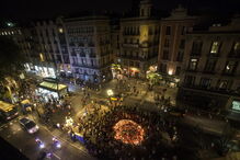 Centenas de pessoas acenderam velas e deixaram flores no memorial às vítimas de Barcelona