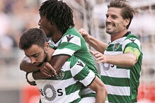 Bruno Fernandes (esq.) é saudado por Gelson Martins e Adrien Silva após o primeiro golo da partida 