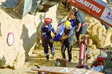 Bombeiros tiveram de recorrer a máquinas para conseguirem retirar os corpos das vítimas debaixo dos escombros da arriba, que caiu a 21 de agosto de 2009 na praia Maria Luísa