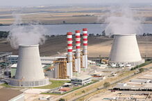 Centrais térmicas funcionam com carvão, o que leva ao aumento de emissão de gases poluentes para a atmosfera 