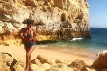 Amina mostra sensualidade na praia 