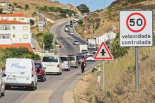 Trânsito tem sido caótico na zona de Vila do Bispo devido aos vários quilómetros de linhas contínuas   