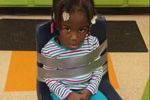 Menina de quatro anos foi fotografada por uma educadora presa com fita-cola a uma cadeira