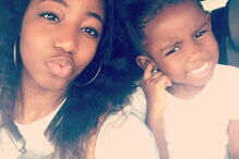 Menina de quatro anos foi fotografada por uma educadora presa com fita-cola a uma cadeira