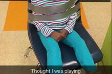 Menina de quatro anos foi fotografada por uma educadora presa com fita-cola a uma cadeira