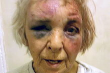 Mulher, idosa, espancamento, violência, Londres, Inglaterra