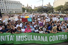 Muçulmanos manifestam-se contra o terrorismo em Barcelona