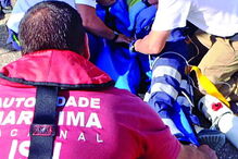 No núcleo do Farol, foi necessário recorrer a um helicóptero para transportar a vítima para hospital