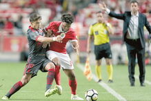 Bruno Xadas (à esquerda na foto) em despique com Eliseu no jogo recente entre Benfica e Sp. Braga (3-1) referente à primeira jornada da Liga