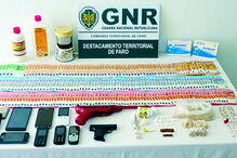 Droga, armas e dinheiro foram apreendidos nas buscas 