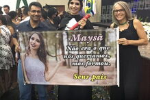 Pais levam faixa demasiado sincera a festa de formatura da filha