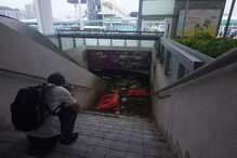 Os estragos causados pelo tufão que passou por Macau