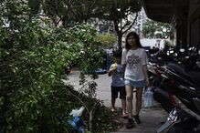 Os estragos causados pelo tufão que passou por Macau