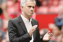 José Mourinho, treinador do Manchester United, prepara-se para reencontrar o Benfica na Liga dos Campeões   