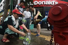 Macau tenta voltar à normalidade após a passagem de um tufão ter deixado um rasto de destruição