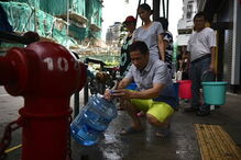 Macau tenta voltar à normalidade após a passagem de um tufão ter deixado um rasto de destruição