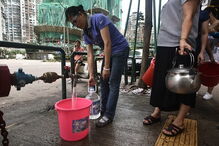 Macau tenta voltar à normalidade após a passagem de um tufão ter deixado um rasto de destruição