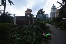 Macau tenta voltar à normalidade após a passagem de um tufão ter deixado um rasto de destruição