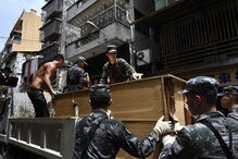 Macau tenta voltar à normalidade após a passagem de um tufão ter deixado um rasto de destruição