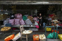 Macau tenta voltar à normalidade após a passagem de um tufão ter deixado um rasto de destruição