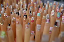 Lisa detetou uma mancha escura na unha da cliente