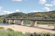 O rio Tejo é um dos exemplos de que a água salgada pode entrar nos caudais fluviais devido ao período de seca   