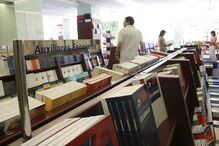 Aquisição de manuais escolares é uma das maiores despesas para as famílias no início de cada ano letivo   