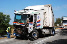 Embate entre um pesado e um carro, na madrugada de ontem, no IP2, em Nisa, matou um homem de 30 anos que reside na zona de Ovar     