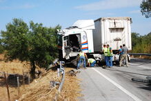 Embate entre um pesado e um carro, na madrugada de ontem, no IP2, em Nisa, matou um homem de 30 anos que reside na zona de Ovar     