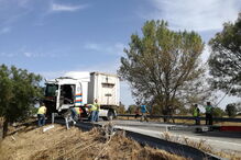 Embate entre um pesado e um carro, na madrugada de ontem, no IP2, em Nisa, matou um homem de 30 anos que reside na zona de Ovar     