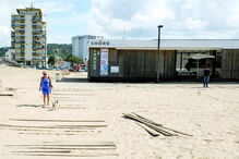 Clientes e banhistas são forçados a andar com extrema cautela para não tropeçarem nas tábuas soltas e levantadas