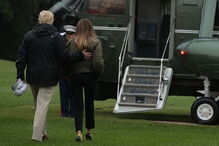 Donald Trump e Melania Trump numa visita ao país afetado pelas cheias