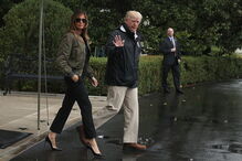 Donald Trump e Melania Trump numa visita ao país afetado pelas cheias