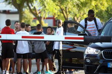 Filho de Madonna no Seixal acompanhado por um guarda-costas