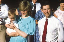 Diana com o príncipe Carlos e o príncipe Harry, em 1985