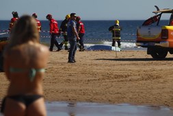 Homem e criança morrem atingidos por avioneta em praia