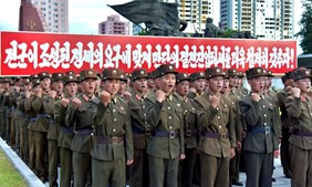 Soldados em parada na Coreia do Norte