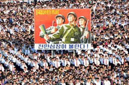 Milhares saíram à rua na Coreia do Norte paa apoiar Kim Jong-un