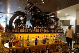 Emblemático & Original serve bebidas e vende motos