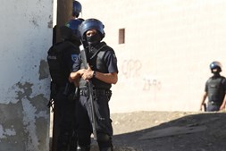 Polícia cercou o bairro da Portela de Carnaxide e apreendeu o BMW usado pelos três assaltantes 