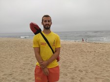 Diogo Ramos, de 24 anos, trabalha como nadador-salvador há dois meses