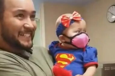 Bebé vestida de supermulher