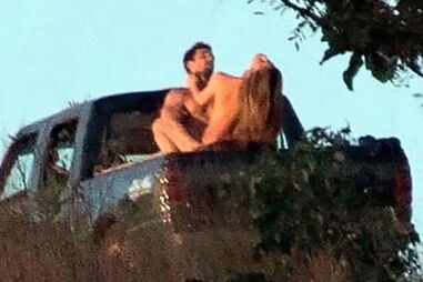 Grazi Massafera foi fotografada enquanto gravava cenas de sexo com o ator Rafael Cardoso