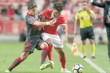 Eliseu (dir.) numa disputa de bola com Bruno Xadas no jogo de ontem