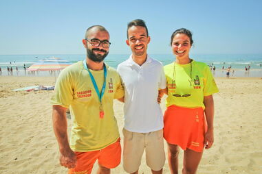 Duarte Coelho salvou André Novais com ajuda da outra nadadora-salvadora da praia, Cláudia Duarte 